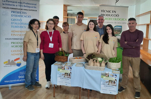 El IES Bellaguarda ofrece información sobre sus Ciclos Formativos en el Mercado Municipal 