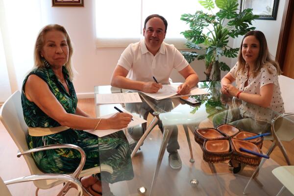EL AYUNTAMIENTO DE FINESTRAT Y LA SOCIEDAD PROTECTORA DE ANIMALES Y PLANTAS MARINA BAIXA RENUEVAN SU COLABORACIÓN 