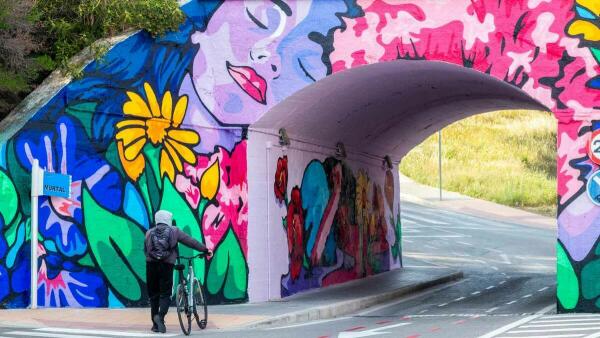 ‘Luces cruzadas’, arte urbano y efímero en el puente de El Murtal de Benidorm 
