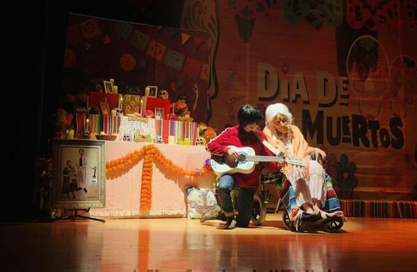 ESPECTACULAR ACOGIDA DEL MUSICAL "UN POCO LOCO" EN FINESTRAT