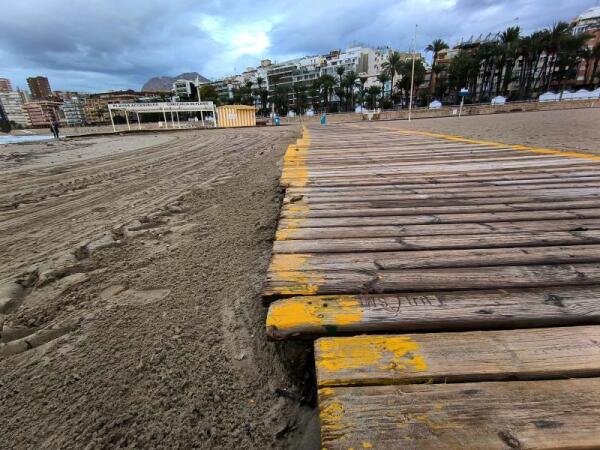 El PSOE denuncia la falta de mantenimiento de la pasarela del punto de playas accesibles del Parque de Elche 