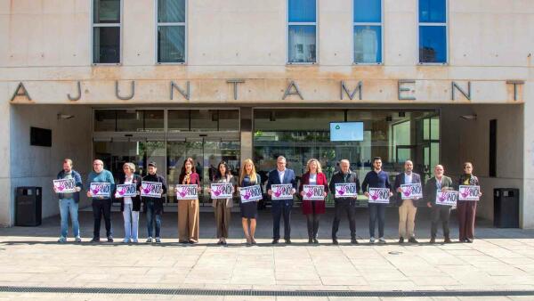 Minuto de silencio en Benidorm para condenar el asesinato machista de una mujer en Zaragoza