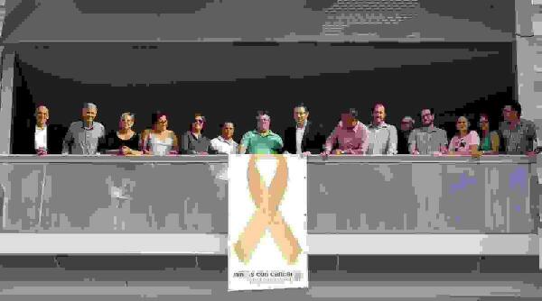 El balc&oacute;n del Ayuntamiento de Benidorm luce el lazo dorado solidario con los ni&ntilde;os con c&aacute;ncer 