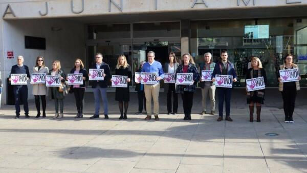 Benidorm muestra su repulsa por los últimos crímenes machistas ocurridos en Toledo y Bilbao, que sitúan en 48 las mujeres asesinadas en 2022 