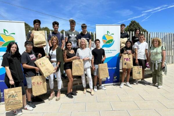 Los estudiantes del Instituto donan material escolar al Programa de Alimentos