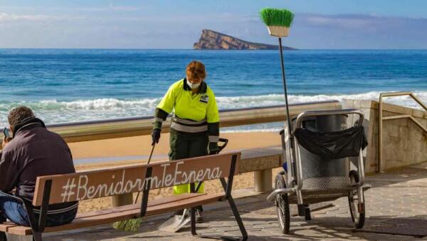 Benidorm refuerza la limpieza viaria en Semana Santa con más de 40 trabajadores en tres turnos  