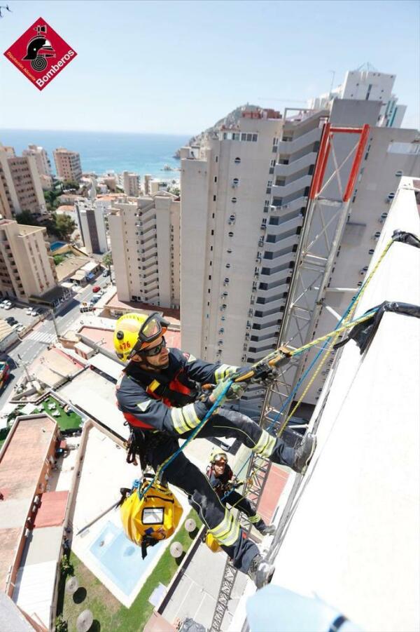 AYUNTAMIENTO Y CONSORCIO DE BOMBEROS ACTIVAN UN PLAN DE PREVENCIÓN Y SEGURIDAD ANTE INCENDIOS EN LOS EDIFICIOS DE GRAN ALTURA DE LA CALA DE FINESTRAT