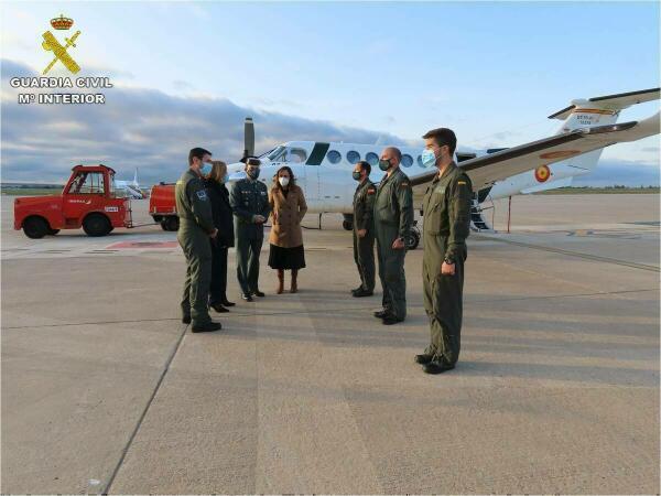 El Coronel de la Comandancia de Alicante se despide de la tripulación de la aeronave del Servicio Aéreo de la Guardia Civil 