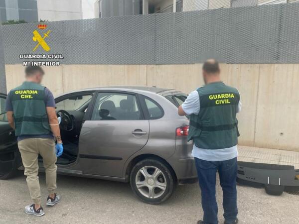 La Guardia Civil detiene a una banda que se dedicaba al robo de vehículos y su uso en “alunizajes” en Alicante y Murcia 