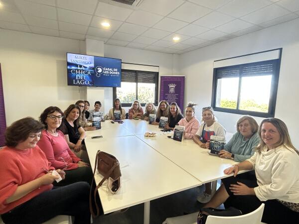 El Club de Lectura de Igualdad contin&uacute;a con la novela &ldquo;La Chica del Lago&rdquo;