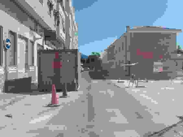 Alfaz &middot; Corte de tr&aacute;fico en la calle Escuelas por la demolici&oacute;n de un inmueble