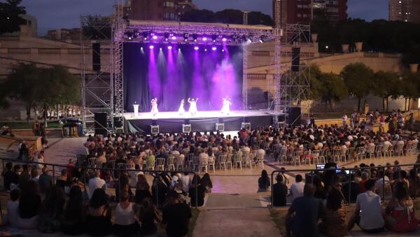 Cerca de un millar de personas disfrutan de una velada de primer nivel con ‘Benidorm en dansa’
