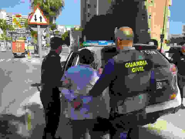 La Guardia Civil detiene a una mujer en Calpe por simular dos robos en su vivienda para estafar al seguro 