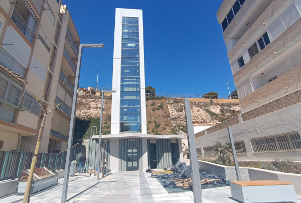 El ascensor que conecta la playa Centro con la zona Barberes Sur de Villajoyosa abrir&aacute; para Semana Santa