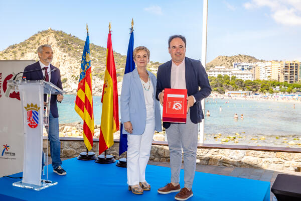 LA CALA DE FINESTRAT LOGRA LA BANDERA QUALITAR DE LA COMUNITAT VALENCIANA QUE RECONOCE LA EXCELENCIA Y CALIDAD DE ESTA PLAYA
