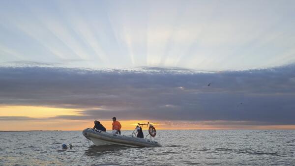 JORGE CRIVILL&Eacute;S COMPLETA EL CRUCE A NADO DEL R&Iacute;O DE LA PLATA EN UNA TRAVES&Iacute;A &Eacute;PICA DE 44 KIL&Oacute;METROS