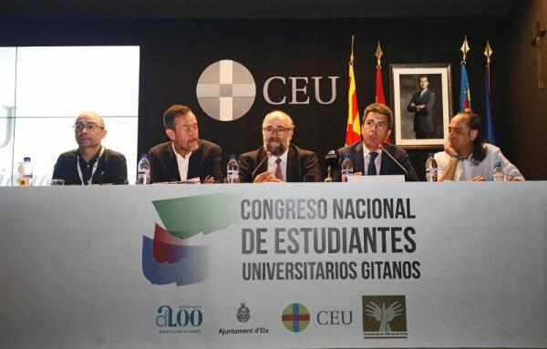 Carlos Mazón destaca en Elche el papel pionero de los estudiantes universitarios gitanos  