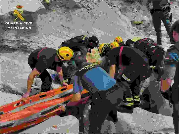 La Guardia Civil rescata a un hombre entre las rocas de un acantilado de Villajoyosa. 