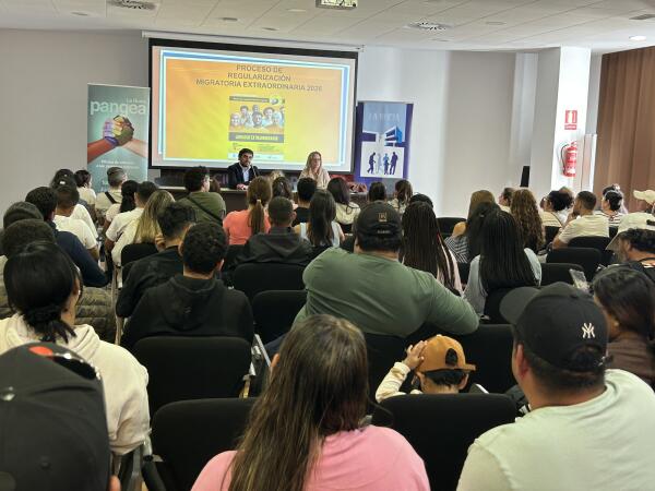 150 personas en la charla informativa sobre el proceso de regularizaci&oacute;n de migrantes
