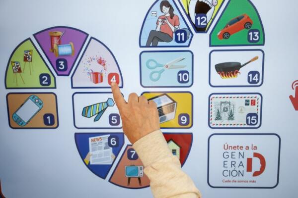 El bus ‘Generación D’ se instala hasta el miércoles en l’Alfàs para ayudar en la mejora de competencias digitales