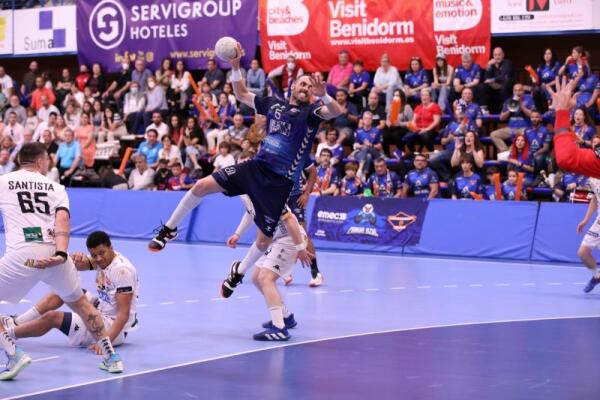 El Balonmano Benidorm se impone al Ademar León en una gran segunda parte 