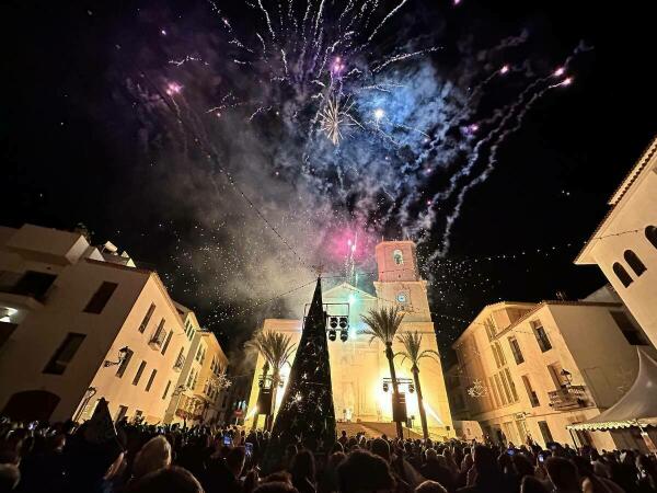 La plaça Major dio la bienvenida a 2024 con una gran fiesta