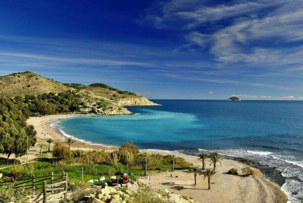 Villajoyosa cuenta con 6 playas con bandera azul y lidera el número de banderas azules en la Marina Baixa