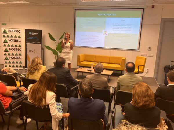 La industria turística mantiene previsiones al alza para 2025, con crecimientos más moderados que en 2024.  Hosbec, Caixabank y Expedia alinean sus previsiones, retos y oportunidades del turismo en la Comunitat Valenciana