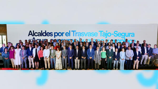 El alcalde defiende el trasvase Tajo-Segura junto a ediles y regantes de Alicante, Almería y Murcia 