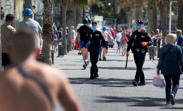 Un policía usa su camisa para envolver a una bebé que ha nacido en plena calle de Benidorm