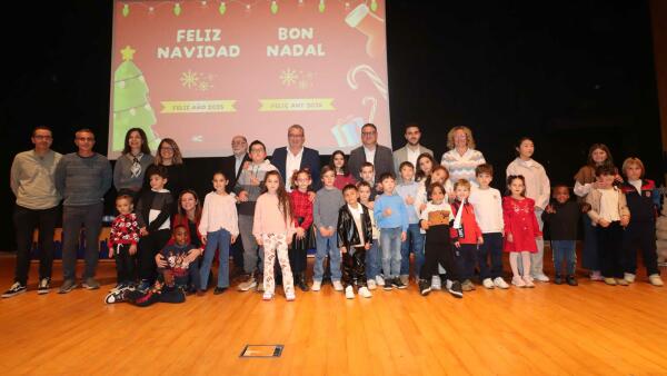 Benidorm premia a 19 escolares en el XVII Concurso de Postales Navideñas