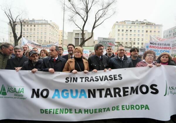 Mazón reclama en Madrid junto a miles de regantes “justicia” para el trasvase Tajo-Segura y exige al Gobierno una rectificación 