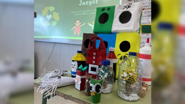 Más de 600 escolares crean adornos navideños a partir de materiales reutilizados en un taller de educación ambiental