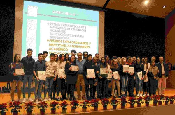 Benidorm &middot; Diez alumnos reciben premios extraordinarios por su rendimiento acad&eacute;mico en Primaria y Secundaria 