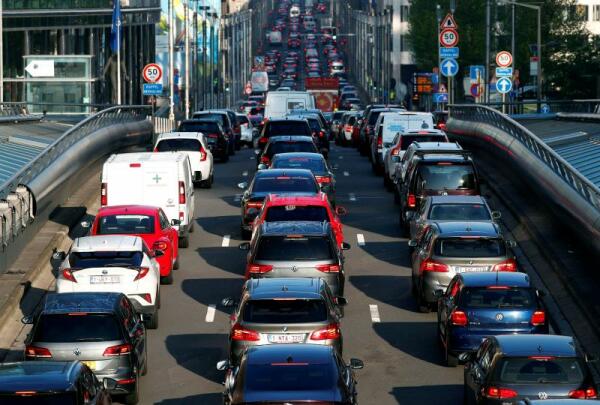 Teletrabajo tres días a la semana, transporte público barato y límites de velocidad más estrictos: la receta de la AIE para reducir el consumo de petróleo