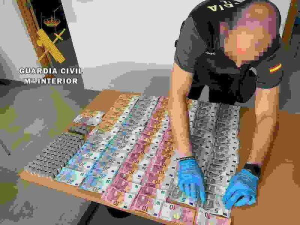 La Guardia Civil desmantela un punto de venta de drogas, ubicado en el casco antiguo de Cox.