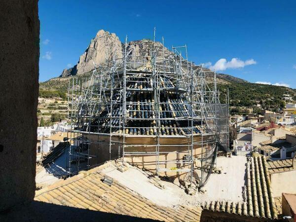 LOS TRABAJOS DE CONSERVACIÓN DE LA IGLESIA SANT BERTOMEU DE FINESTRAT LLEGAN A SU CÚPULA 