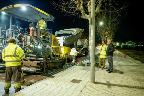 El Ayuntamiento de l’Alfàs asfalta durante la madrugada la carretera de la Media Legua CV-763 