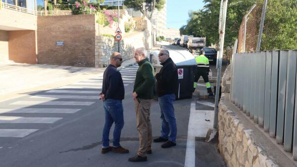 Limpieza Viaria aborda con los vecinos de La Cala la mejora de los emplazamientos de los contenedores de residuos  