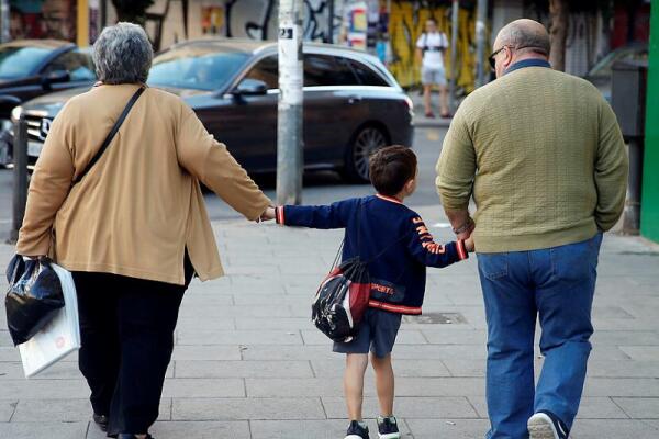 Visitas los sábados y 500 euros de pensión: una sentencia pionera da a unos abuelos la custodia de sus nietos ante el "efectivo desinterés" de sus padres