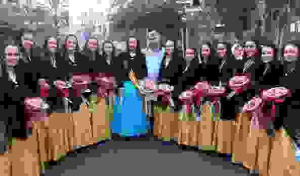 La Reina y damas de Benidorm participan en la ofrenda de Hogueras de Alicante 