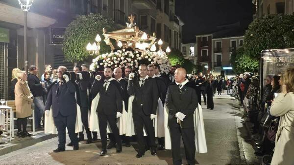 Villajoyosa vive el fervor de la Semana Santa con la procesión del Santo Entierro la noche del Viernes Santo