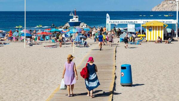 Benidorm refuerza los servicios de limpieza, socorrismo y seguridad en las playas de cara a Semana Santa 