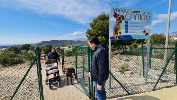 ABRE EL PARQUE CANINO EN LA ZONA RESIDENCIAL DE BALCÓN DE FINESTRAT CON 3.000M2 PARA LA SUELTA Y ESPARCIMIENTO DE LOS PERROS, ADEMÁS DE JUEGOS PARA FOMENTAR HABILIDADES CANINAS