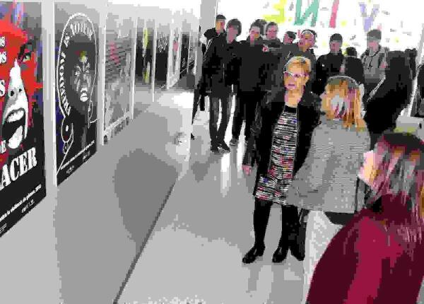 Alumnos del IES Pere M&ordf; Orts i Bosch exhiben su rechazo a la violencia de g&eacute;nero a trav&eacute;s de 25 carteles