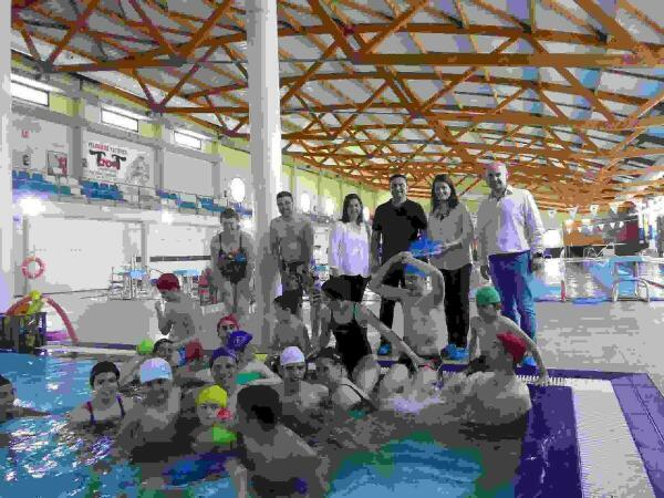 Los alumnos del “Secanet” nadan gratis en  La Nucía por cuarto curso 