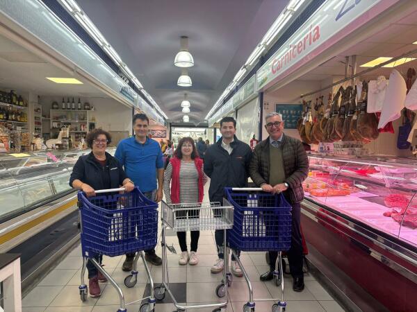 Comercio adquiere carros, uno de ellos adaptado, para facilitar las compras en el Mercado Municipal 