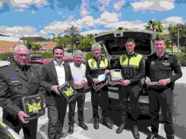 La Nuc&iacute;a &middot; La Polic&iacute;a Local incorpora desfibriladores a sus coches patrulla