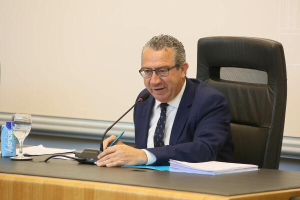 Toni Pérez reitera su voluntad y compromiso de seguir negociando con los bomberos para alcanzar un acuerdo  