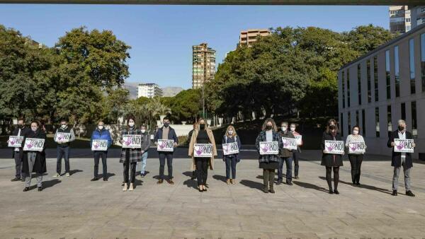 Benidorm guarda un minuto de silencio por la segunda víctima de la violencia machista de 2022